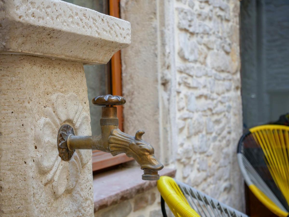 Gite Des Augustins Crémieu Exterior foto